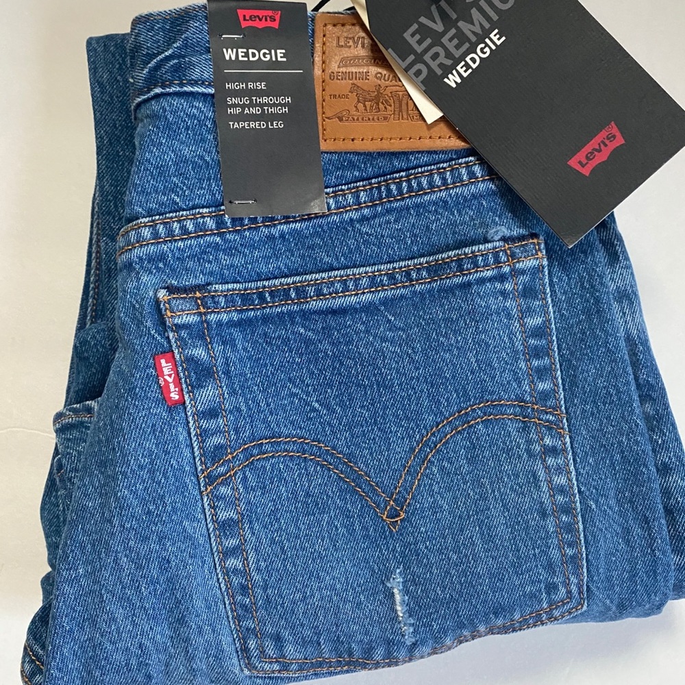 NWT Levi’s Wedgie Fit size 29 Jeans